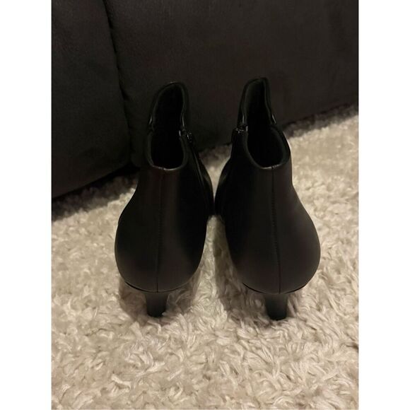 Clarks Linvale Judith Kitten Heel boots black leather WIDE - Picture 3 of 10